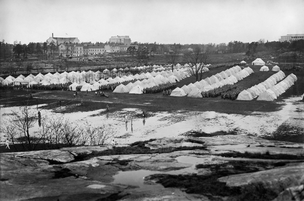 Suojeluskuntaleiri Pallokentällä, joissa toukokuun 16. päivän paraatiin saapuneet suojeluskuntalaiset asuivat Helsingissä ollessaan.