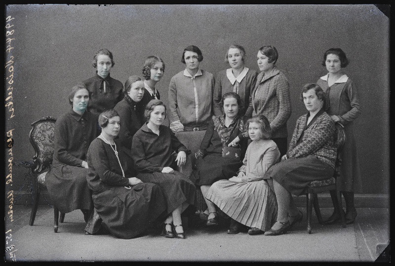 Viljandi Naisseltsi pesuõmblemise oskuskursusest osavõtjad, juhendaja Ella Luks.