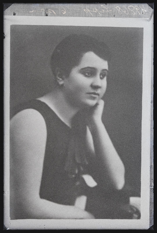Naise foto, (27.12.1927 fotokoopia, tellija Lepp).