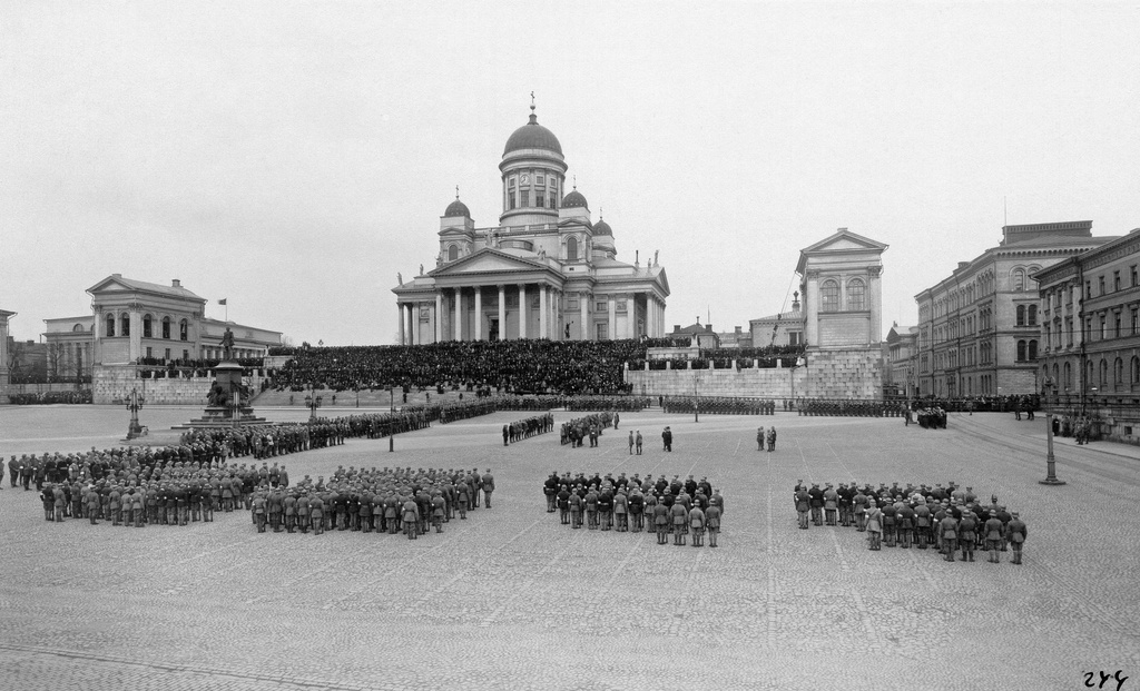 Helsingin valtaus 1918, Helsingin jääkäriprikaatin paraati Senaatintorilla 28.4.1918. Taustalla Nikolainkirkko.