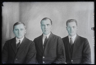 Grupp mehi, vasakul Maranik, paremal Roasto.  similar photo