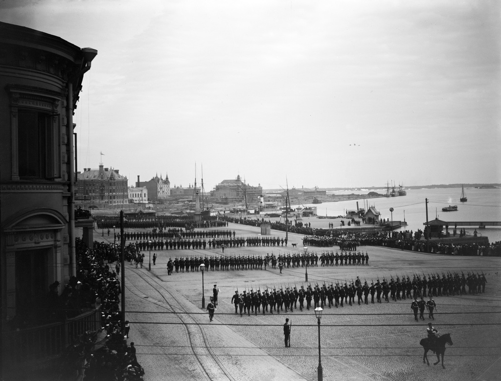 Russian soldiers in the bartender on the Kauppatori.