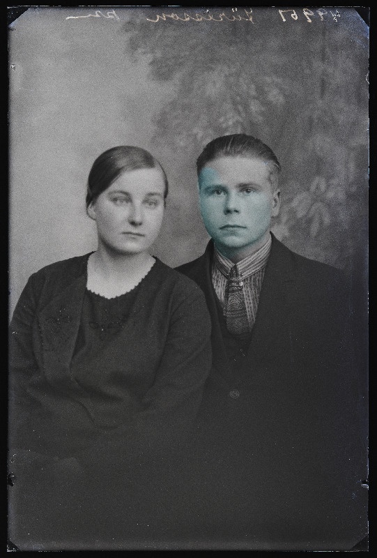 Jürisson naisega.
