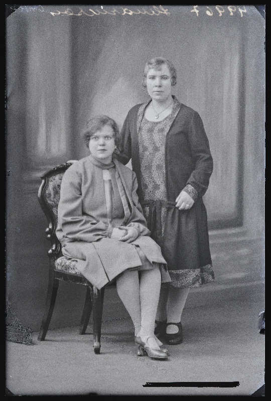Kaks naist, (foto tellija Hendrikson).