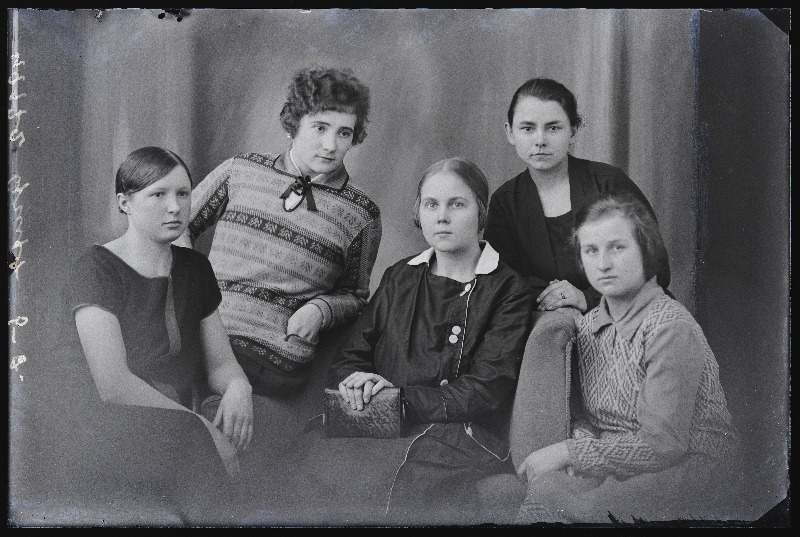 Grupp naisi, (foto tellija Gruft).