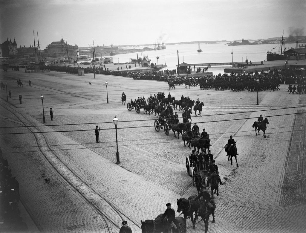 Russian military in the parade at the Kauppatori.
