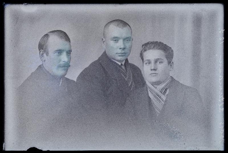 Grupp mehi, (foto tellija August Eltermann [Eltermaa] Kärstnast).