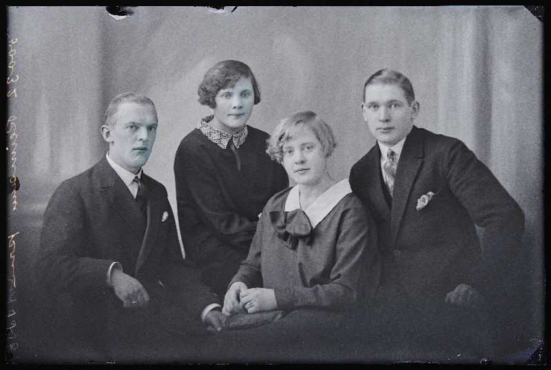 Grupp inimesi, (foto tellija Reimann).