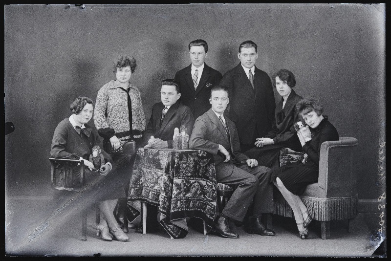 Grupp inimesi, paremal istub Ida Urbel, (foto tellija Urbel).