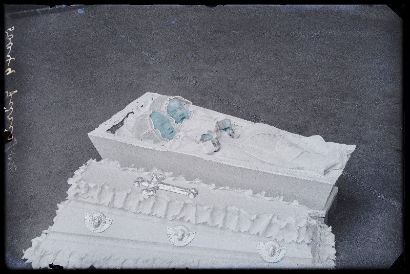 Kaks last kirstus, (foto tellija Jürisson).