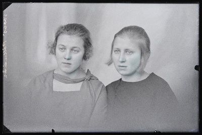 Kaks naist, (foto tellija Põlluäär).  similar photo