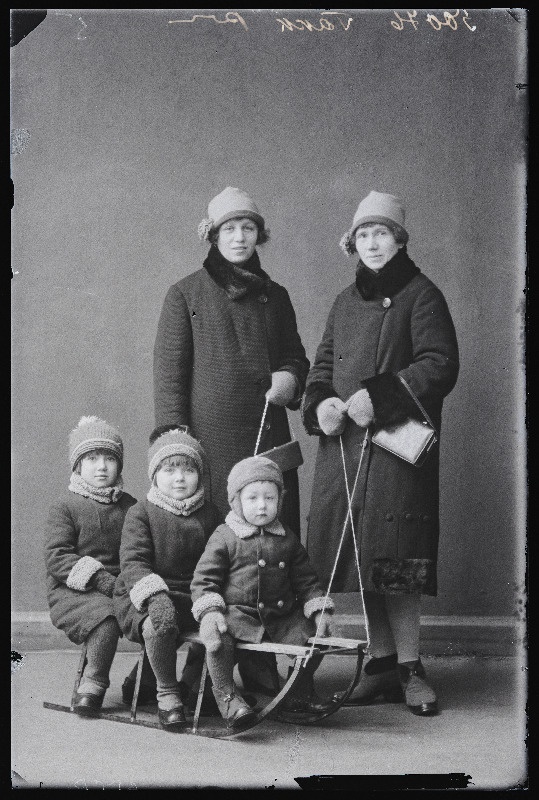 Lapsed kelgul ja kaks naist, (foto tellija Takk).