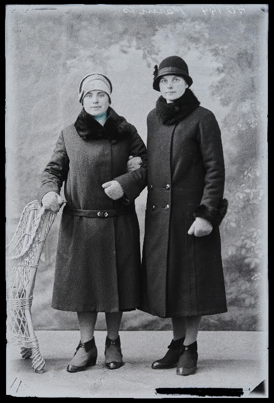 Kaks naist, (foto tellija Anna Pärnits).