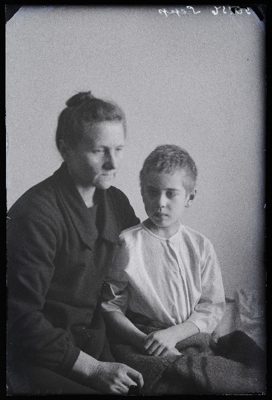 Naine haige poisiga haiglas, (foto tellija Sepp).