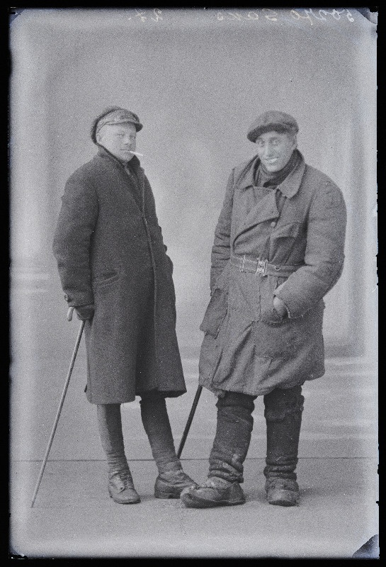Kaks meest, (foto tellija Saks).
