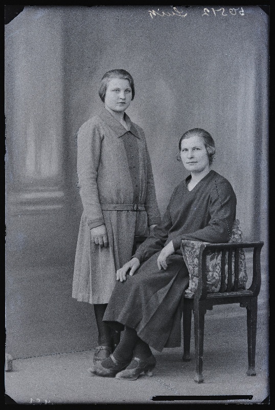 Kaks naist, (foto tellija Luik).