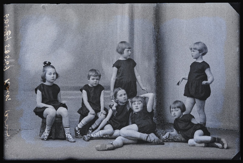 Grupp esinemisriietes lapsi, (foto tellija Koik).
