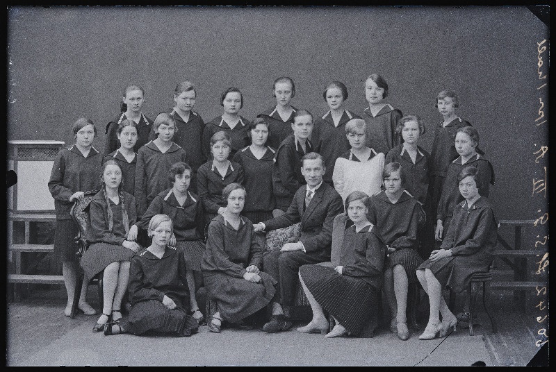 Viljandi Eesti Haridusseltsi Tütarlaste Gümnaasiumi III a klass.