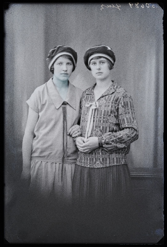 Kaks neiut, (foto tellija Genz).