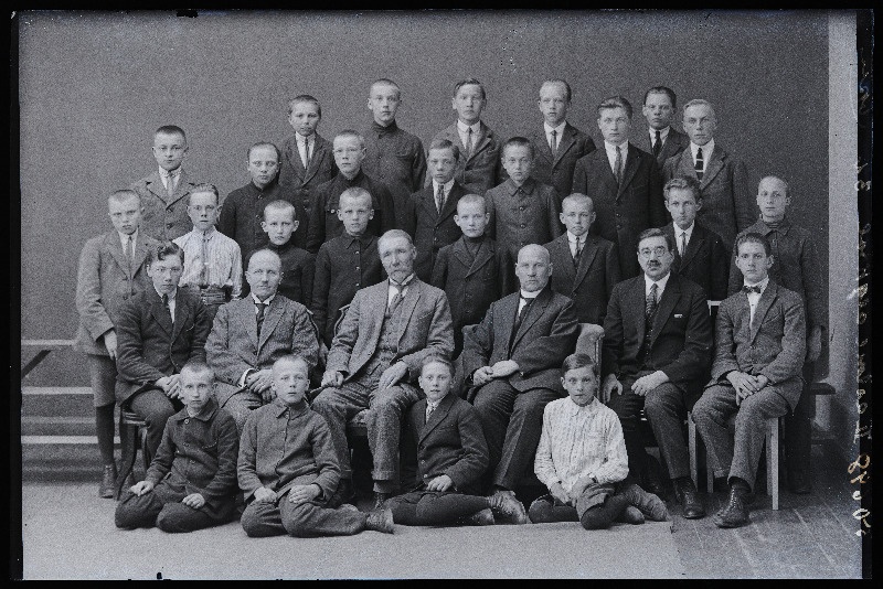 Viljandi 2. Astme Algkooli õpilased ja õpetajad, (foto tellija koolijuht Hendrik Kodaras).