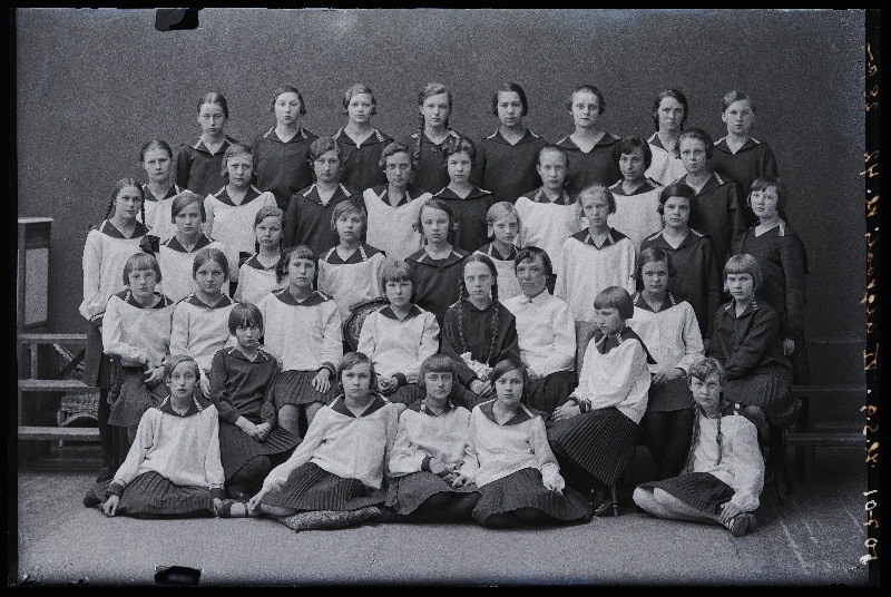 Viljandi Eesti Haridusseltsi Tütarlaste Gümnaasiumi algkooli VI klass, (foto tellija prl Jaakson).