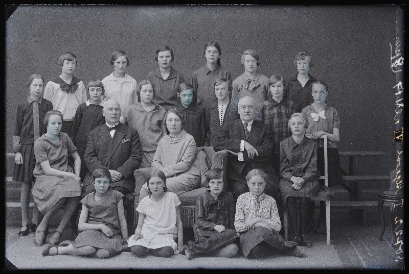 Viljandi Linna 1. Algkooli VI klass, (foto tellija koolijuht ja õpetaja Georg Kõrtsmik).