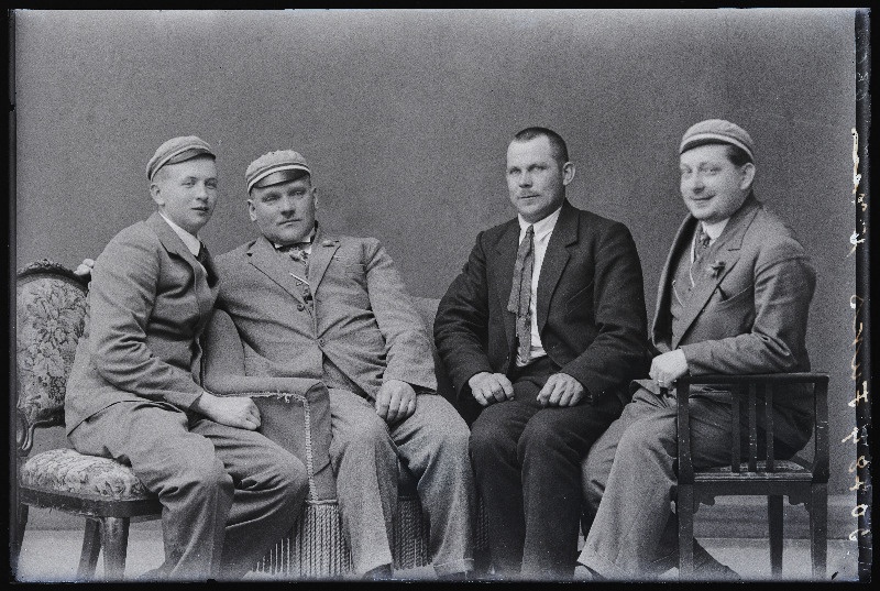 Grupp üliõpilaskorporatsiooni liikmeid, (foto tellija Fuks).
