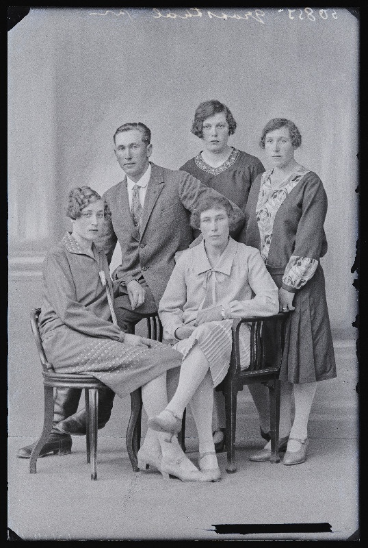 Grupp inimesi, (foto tellija Grossthal).