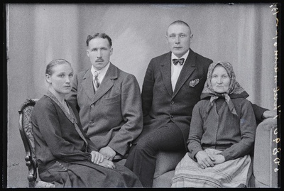 Grupp inimesi, (foto tellija Thalmann).  similar photo