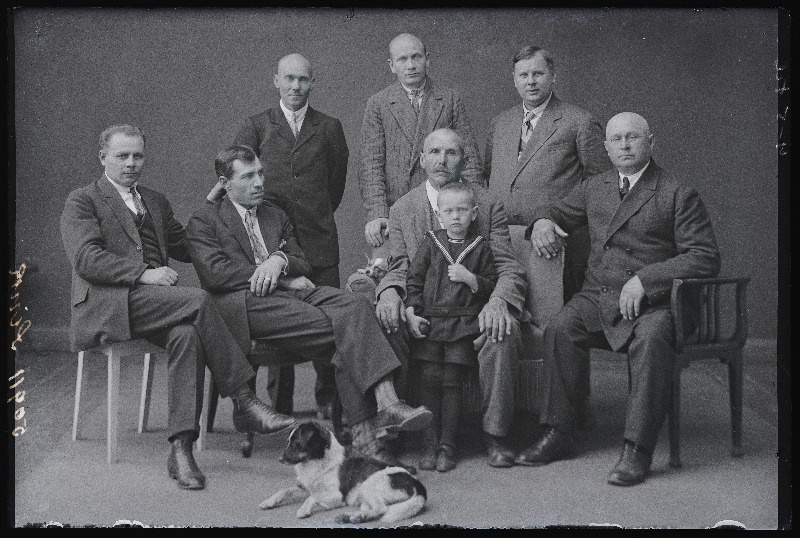 Grupp mehi, poiss ja koer, (foto tellija Sink).