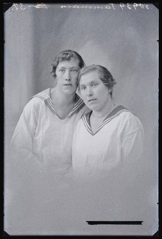 Kaks naist, (foto tellija Tammann).