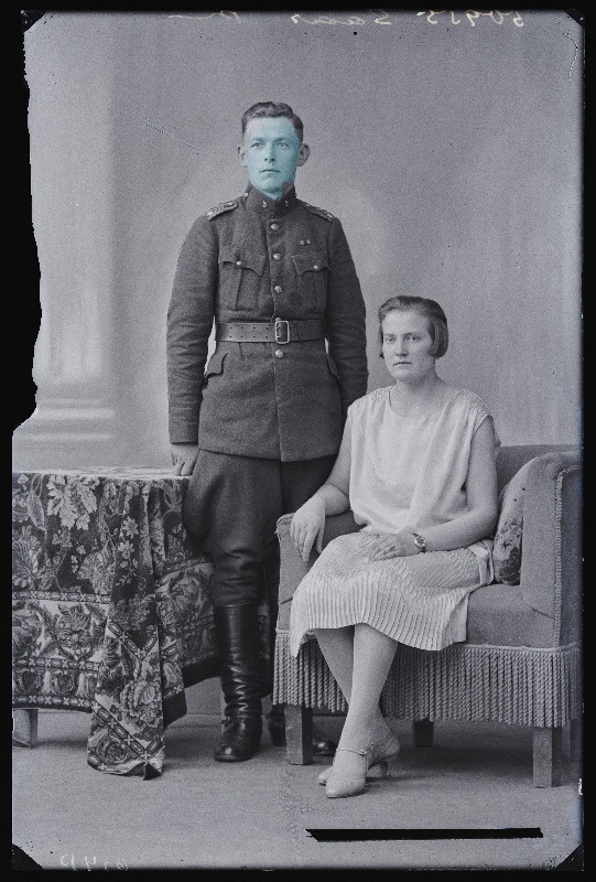 Sõjaväelane Saar naisega.