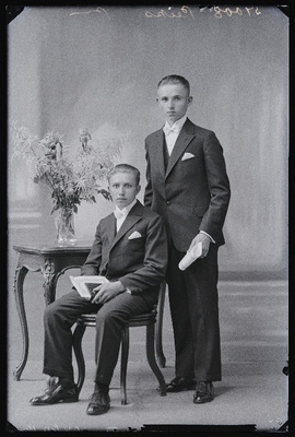 Leerilapsed vennad Martin Peips (istub) ja Hans Peips.  similar photo