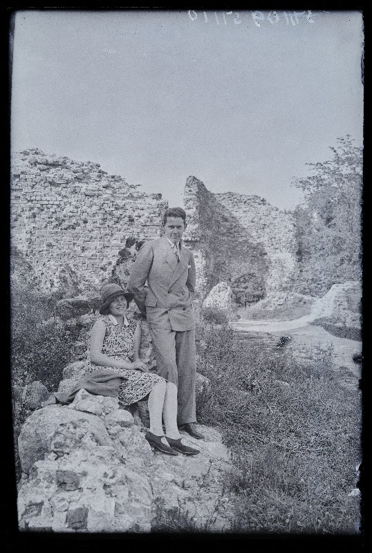 Kaasik naisega Viljandi lossivaremetes.