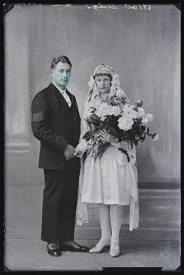 Noorpaar, Paul Mägi abikaasaga, (Uue-Kariste, Sootso talu).  duplicate photo