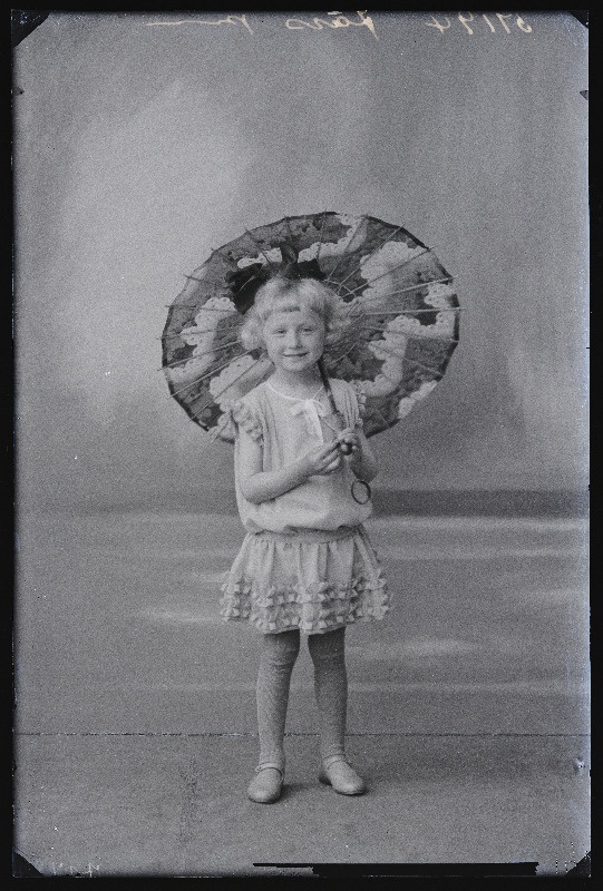 Järsi tütar päevavarjuga.