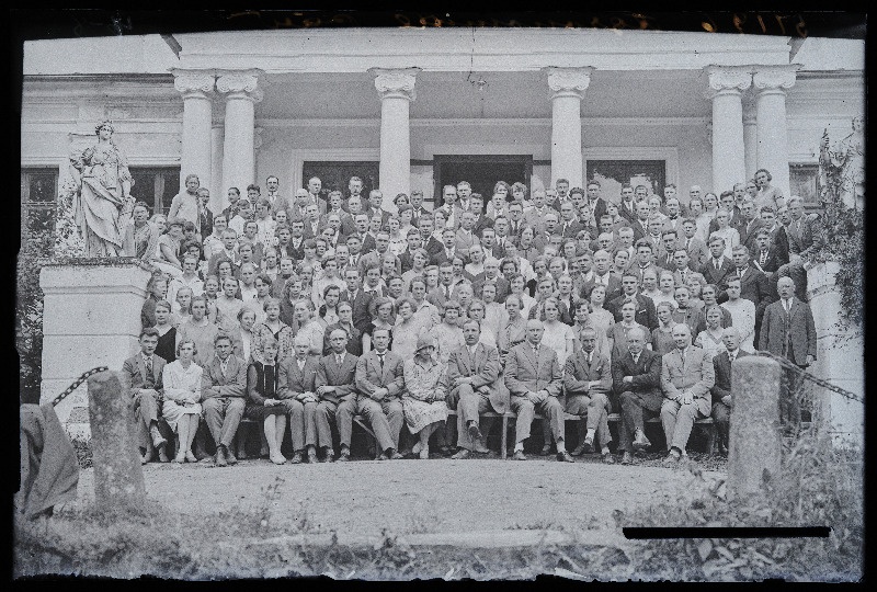 Agronoomide päevast osavõtjad Õisu mõisas asuva Õisu Piimanduskooli trepil.