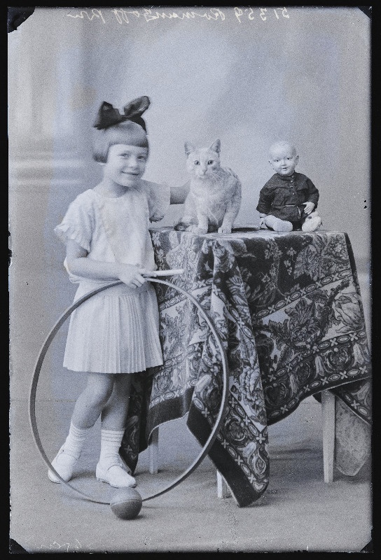Tüdruk veererõnga, kassi ja nukuga, (foto tellija Romanzoff [Romantsov]).