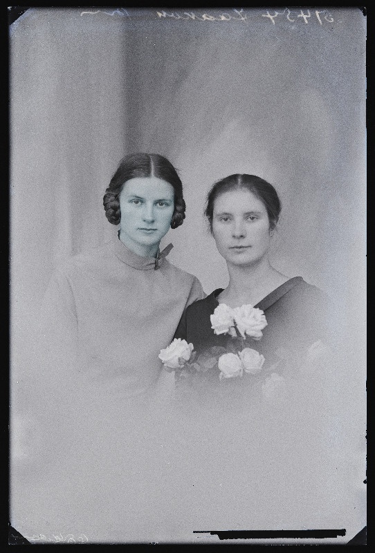 Kaks naist, (foto tellija Jaakon).