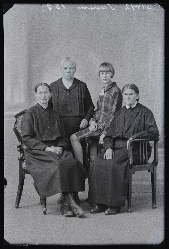 Grupp naisi, (foto tellija Tamm).