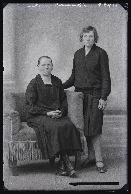Kaks naist, (foto tellija Danner [Tanner]).