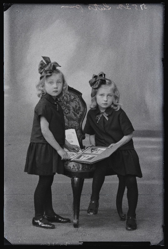 Kaks õde [Vilma ja Virve], (foto tellija Vana-Kariste valla Muku Algkooli õpetaja Alide Luts).