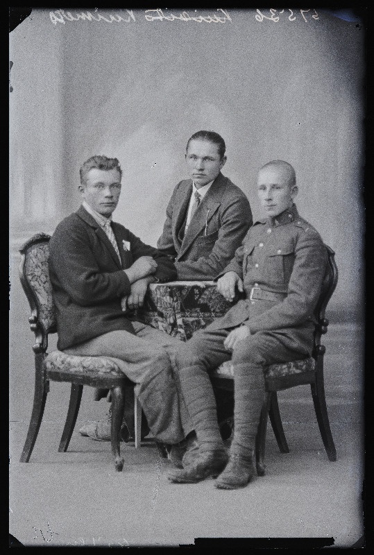 Grupp mehi, sõjaväelane, (foto tellija Kuimets).