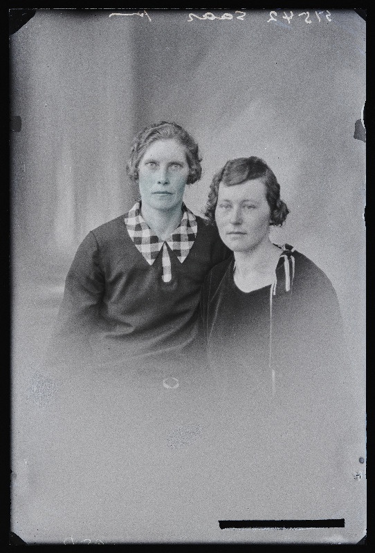 Kaks naist, Kask (vasakul) ja Saar.