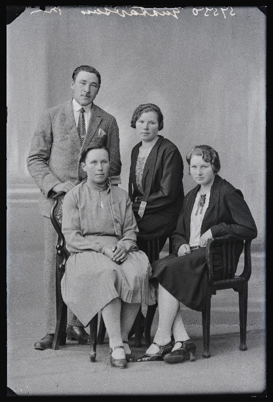 Grupp inimesi, (foto tellija Gustavson [Kustavson]).