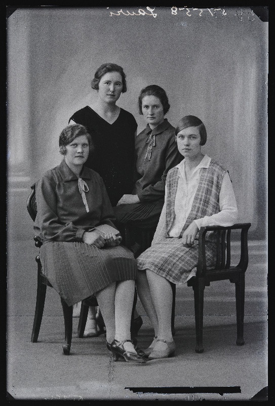 Grupp naisi, (foto tellija Lauri).