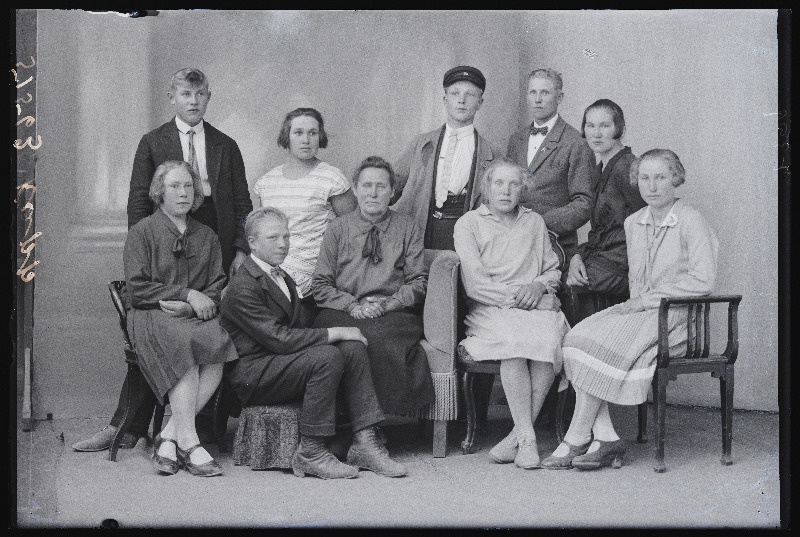 Grupp inimesi, (foto tellija Leopold Kapp).