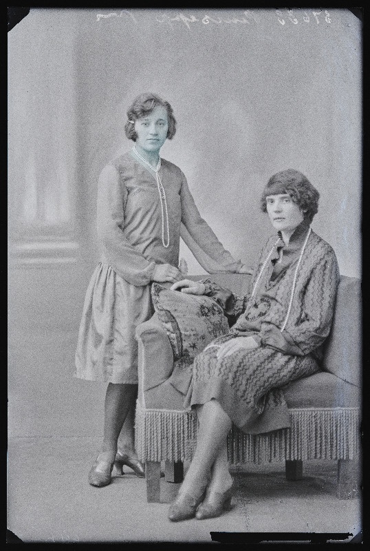 Kaks naist, (foto tellija Puusepp).