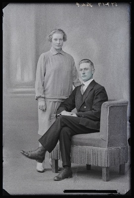 Oskar Leht naisega.  duplicate photo