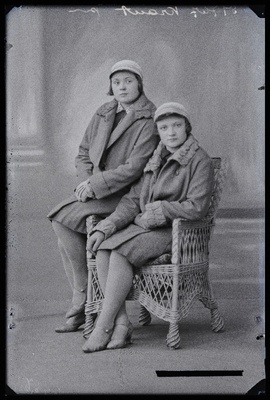Kaks koolitüdrukut, (foto tellija Kraut).  similar photo